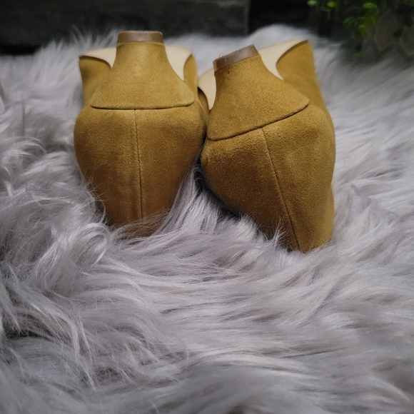 Intentionally Blank Leather Campy Pumps in Mustard size 10 - Picture 10 of 11